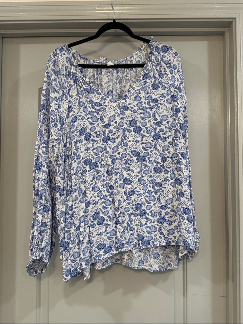 Old Navy White and Blue Floral V-Neck Peasant Blouse
